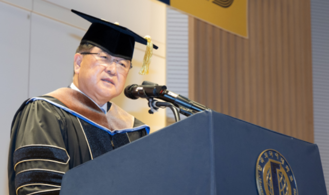 권오갑 HD현대 회장이 17일 한국외국어대학교 국제관에서 진행된 명예 경영학박사 학위 수여식에서 답사를 하고 있다. [사진=HD현대]
