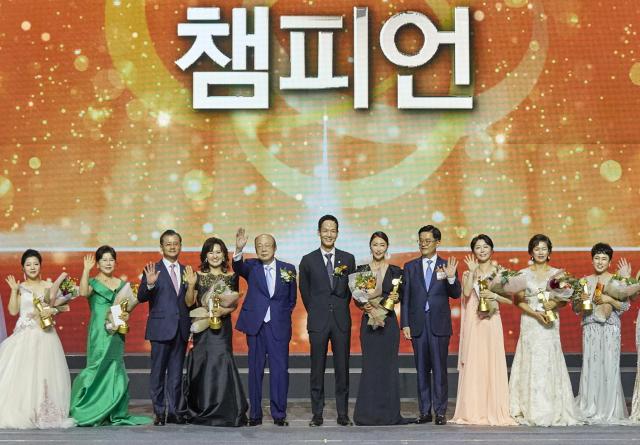  한화그룹 김승연 회장이 한화생명금융서비스 연도대상 시상식에서챔피언 수상자들과 함께 기념촬영 하는 모습