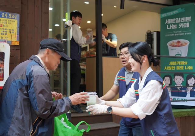 세븐일레븐, 서울역 '온기창고'서 일일카페 봉사...