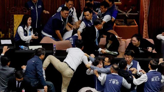 17일 대만 국회의원들이 법안 강행 처리를 막기 위해 점거를 시도하는 모습 사진로이터 연합뉴스
