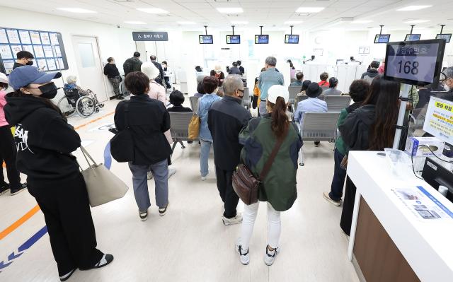 10일 오전 서울 시내 한 대형병원 채혈실이 검사를 받으려는 환자로 붐비고 있다 사진연합뉴스 
