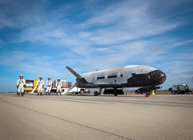 시험비행을 마친 미군의 비밀 무인 우주선 X-37B 사진EPA 연합뉴스
