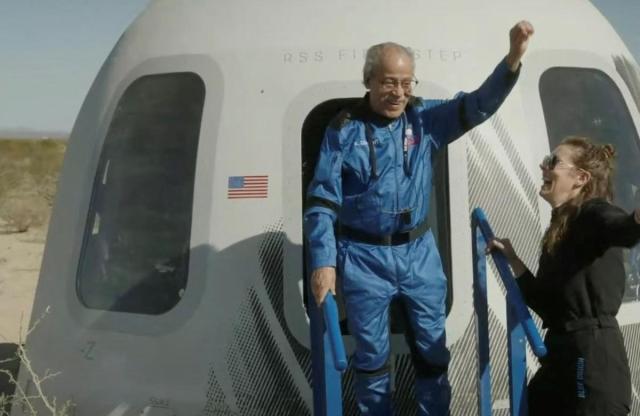 뉴 셰퍼드 우주선을 타고 지구 밖 여행을 마친 뒤 무사 귀환한 90세의 에드 드와이트 전 조종사 사진블루오리진 제공