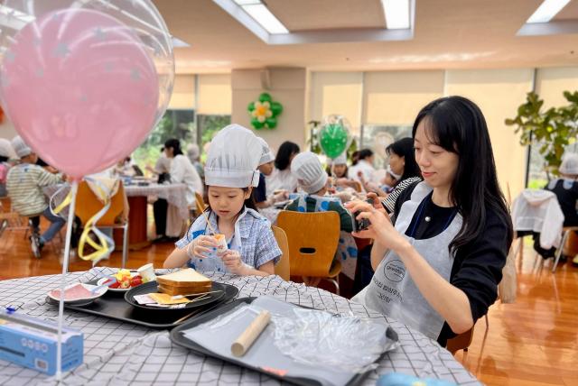 지난 18일 현대엔지니어링 계동 본사에서 진행된 ‘임직원 자녀 초청 행사’에 참여한 임직원 자녀들이 직접 음식을 만들고 있다 사진현대엔지니어링 