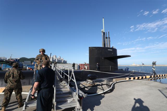 지낸해 7월 부산 해군작전기지 1부두에 미국 핵전력의 최종병기로 불리는 미국 오하이오급 핵추진 탄도유도탄 잠수함SSBN 켄터키함SSBN-737이 정박해 있다 사진연합뉴스