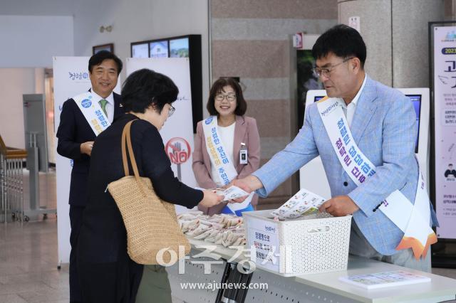 박상수 시장오른쪽이 직원들에게 청렴캠페인을 펼치고 있다사진삼척시