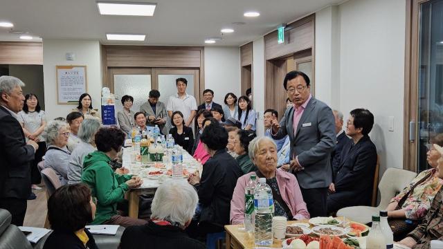 이현재 하남시장이 지난 17일 감일 더샵포웰시티 아파트 경로식 개소식에 참석해 인사말을 하고 있다 사진하남시