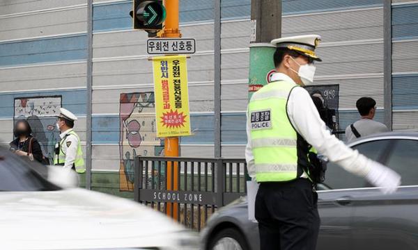 광주 서구의한 도로에서 경찰이 우회전 신호등에 대한 계도 활동하고 있다 사진연합뉴스