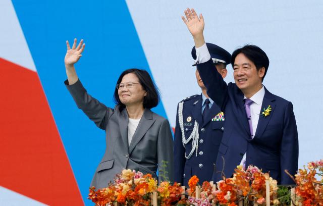 대만 16대 신임 총통 라이칭더가 20일 대만 타이베이 총통부에서 열린 취임식 행사에서 전임자인 차이잉원 전 총통과 나란히 손을 흔들고 있다 사진로이터연합뉴스 