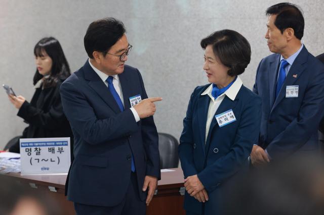 우원식왼쪽·추미애 더불어민주당 국회의장 후보가 16일 오전 국회 의원회관에서 열린 제22대 전반기 국회의장단 후보 선출을 위한 당선자 총회에서 대화를 나누고 있다 20240516사진유대길 기자 dbeorlf123ajunewscom