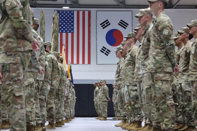 주한미군 장병이 태극기와 성조기 아래에 도열해 서있다 사진연합뉴스