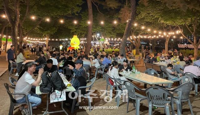 대구 동구청은 ‘대구 동촌유원지 힐링 리버파크 오리날다’ 라는 부제로 전 연령대의 주민이 즐길 수 있는 ‘음식문화축제의 장’을 마련했다  사진대구동구