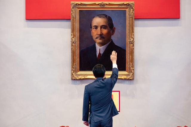 20일 라이칭더 대만 신임 총통이 대만 국부 쑨원의 초상화 앞에서 선서를 하고 있다사진AFP연합뉴스