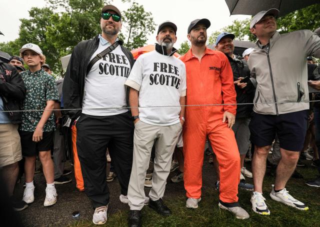 18일한국시간 체포됐다가 풀려난 스코티 셰플러를 응원하는 팬들 Free Scottie 티셔츠와 체포 당시 입었던 점프슈트를 입고 있다 사진AFP·연합뉴스