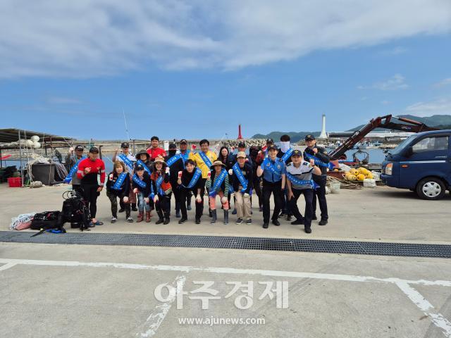 동해해경 삼척파출소 삼척시청 삼척수협 궁촌어촌계 관계자들이 합동으로 정화활동을 전개하고 기념촬영을 하고 있다사진동해해경