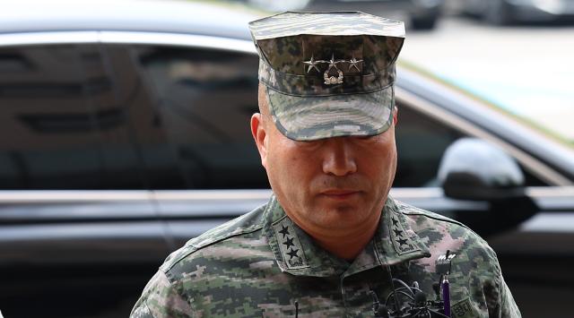 김계환 해병대 사령관이 21일 오전 해병대 채모 상병 순직 사건 수사외압 의혹 관련 조사를 받기 위해 정부과천청사 고위공직자범죄수사처공수처로 출석하고 있다 그는 이날 기자들의 질문에 아무 답변도 하지 않았다   사진연합뉴스