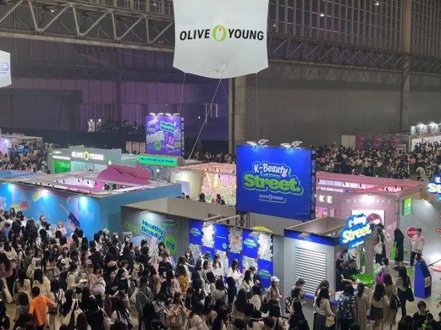 Gian hàng của Olive Young tại KCON JAPAN 2024 đông đúc khách tham quan ẢnhOlive Young