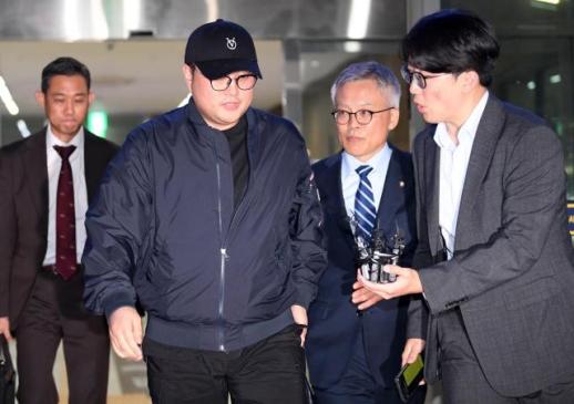 歌手キム・ホジュン、「飲酒当て逃げ」の疑いで警察が逮捕状を申請···所属事務所の代表・本部長も適用