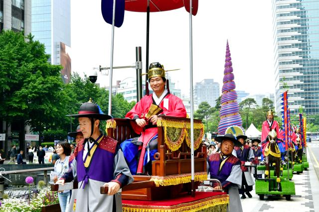 자인단오제를 우리나라 유수의 축제의 반열에 올리려는 열의를 가진 조현일 경산시장이 직접 호장 행렬 포퍼먼스에 참여해 자인단오제를 홍보하고 있다사진경산시