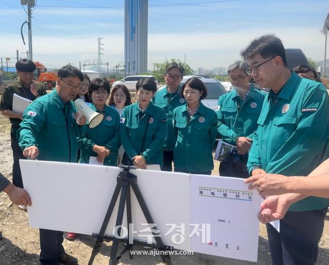 동해시의회 관계자들이 ‘나안삼거리변전소 간 도로개설 현장’ 을 방문하고 있다사진동해시의회