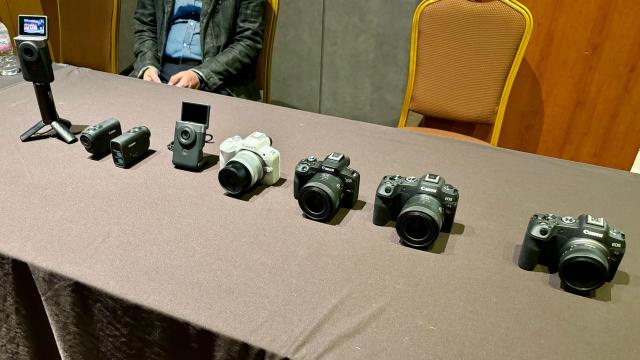 왼쪽부터 캐논 셀프 촬영 전용 디지털 카메라 파워샷 V10과 골프 거리측정기 파워샷 골프 미러리스 카메라 EOS 시리즈 등 사진김민우 기자