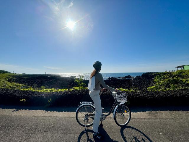 오전 8시 자전거를 타고 표선항을 달리고 있다 사진김다이 기자