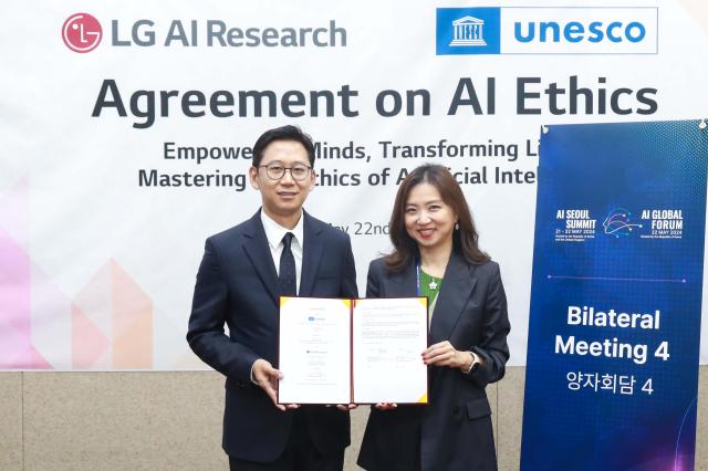 LG AI연구원과 유네스코가 22일 AI 서울 정상회의가 열린 서울 한국과학기술연구원에서 AI 윤리 플랫폼을 함께 만들기 위한 협약을 체결했다 사진LG