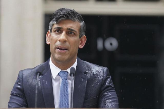 Britains Prime Minister Rishi Sunak delivers a statement outside 10 Downing Street in London on May 22 2024 AP-Yonhap