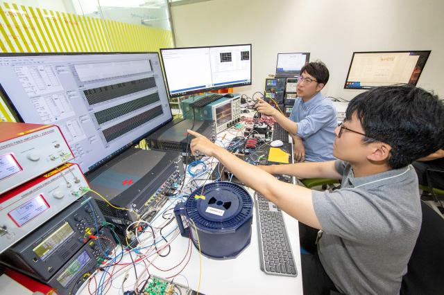 KT 연구원이 서울 서초구 KT연구개발센터에서 고속 양자 암호 키 분배 장비의 성능을 테스트하고 있다