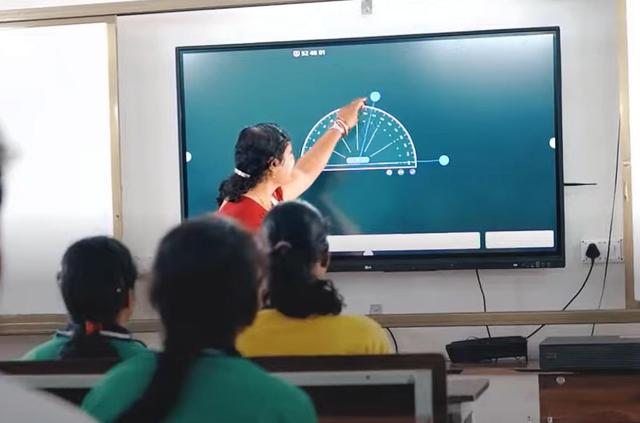 인도 오디샤주 소재 럭세와르 공립 고등학교에서 LG 전자칠판을 활용해 수업을 진행하고 있는 모습 사진LG전자