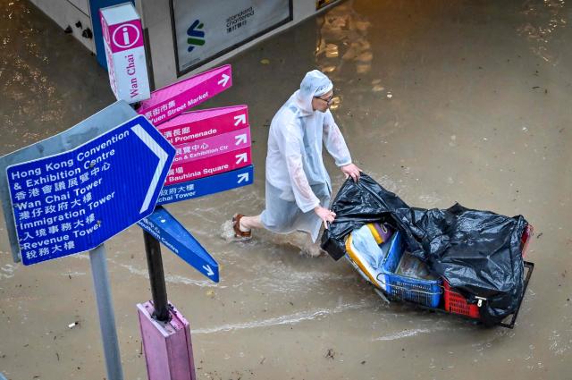 홍콩에 기록적인 폭우가 쏟아진 가운데 8일 한 남성이 짐을 끌고 침수된 거리를 지나고 있다 태풍 하이쿠이의 여파로 전날부터 홍콩에 엄청난 비가 쏟아져 곳곳에서 홍수와 산사태가 일어나는 등 피해가 속출했다 20230908 사진연합뉴스