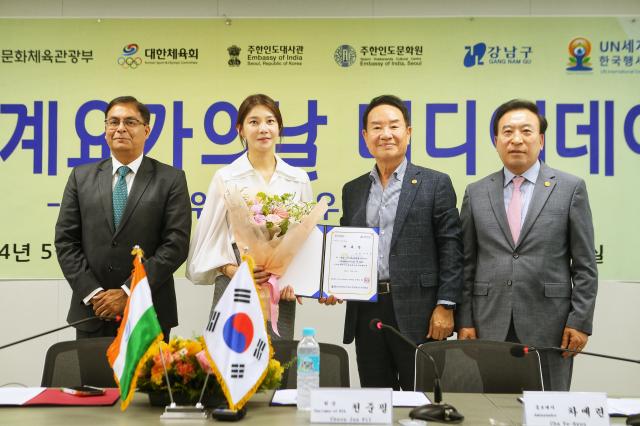 From left Indian Ambassador to Korea Amit Kumar actress Cha Ye-ryun Chairman of Korea Yoga Association Cheon Jun Pil Chairman of the Organizing Committee for the 10th International Day of Yoga in Korea Kim Sung il poses for a photograph during a press conference held in southeastern Seoul on May 21 Photographed by Park Sae-jin