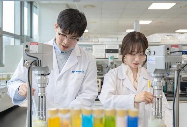 한국콜마 연구원들이 화장품 제형을 혼합하고 있다 사진한국콜마 