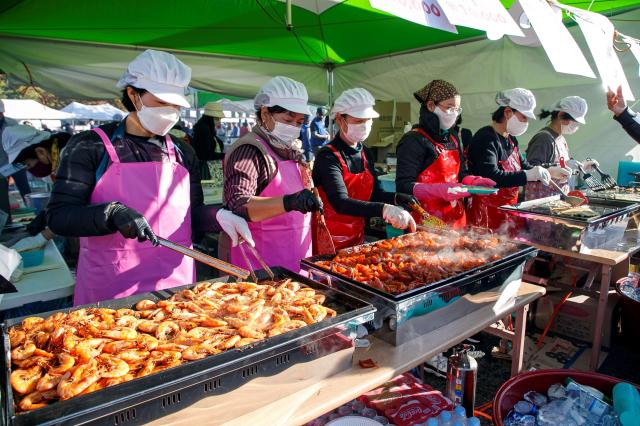 지난해 새우젓축제에서도 걷고싶은거리 상가 등 지역 맛집들의 먹거리 장터가 열렸다사진마포구
