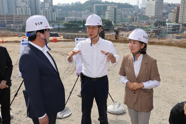 한덕수 국무총리가 22일 서울 동작구 흑석동 흑석 재정비 촉진지구를 방문해 관계자의 안내를 받으며 9구역 현장을 점검하고 있다연합뉴스