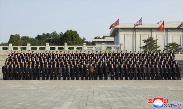 김정은 북한 국무위원장이 지난 22일 노동당 중앙간부학교 건설에 참여한 군인·설계인력 준공식 기념 공연을 한 예술인들과 기념사진을 찍었다고 조선중앙통신이 23일 보도했다 사진연합뉴스