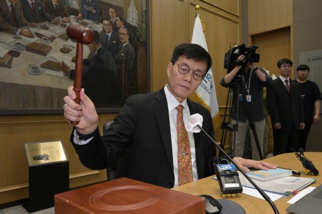 이창용 한국은행 총재가 23일 서울 중구 한국은행에서 열린 금융통화위원회에서 의사봉을 두드리고 있다 사진공동취재단