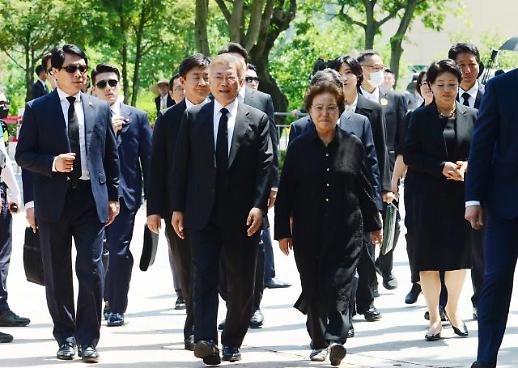 韩国前总统卢武铉去世15周年追悼仪式在烽下村举行