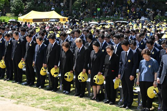 고 노무현 전 대통령 서거 15주기 추도식이 23일 오후 경남 김해 봉하마을에서 열린 가운데 문재인 전 대통령 등 참석자들이 묵념하고 있다 사진연합뉴스