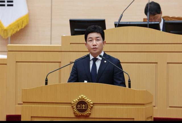 김진남 의원이 제380회 임시회 제4차 본회의에서 5분 자유발언을 하고 있다 사진전라남도의회