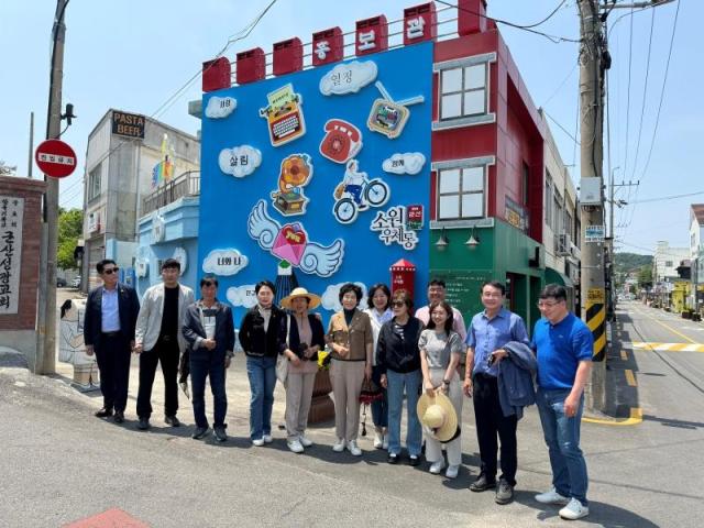 군산 우체통거리를 방문하고 기념촬영을 하고있다 사진여수시의회