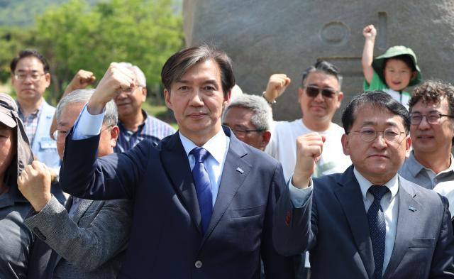 조국 조국혁신당 대표가 22일 오후 경남 합천군 합천읍 일해공원 입구에서 일해공원 명칭 변경 촉구 입장문을 발표하고 있다  일해공원은 합천 출신 전직 대통령 고 전두환 씨의 호다 사진연합뉴스