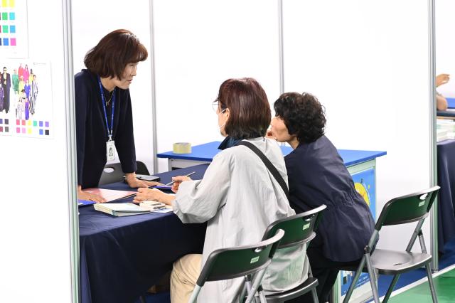 행복잡고’ 김천 굿잡 행복+ 일자리박람회에서 기업 인사 담당자와 구직자가 면담하고 있다사진김천시