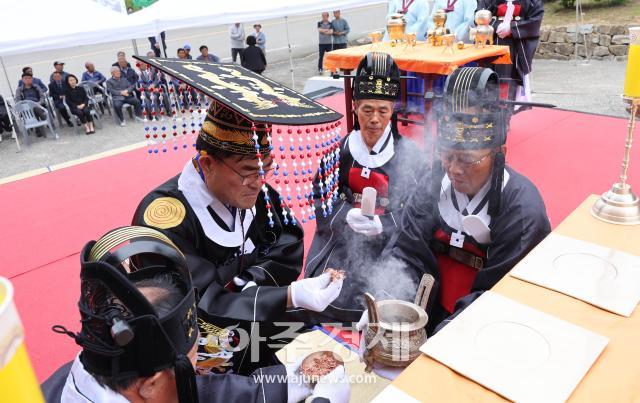 박상수 삼척시장이 24일 궁촌리 공양왕릉에서 공양왕 봉제를 거행하고 있다사진삼척시