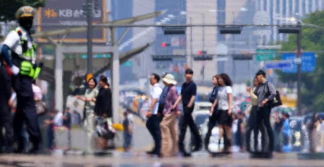 전국적으로 초여름 날씨를 보인 23일 오후 서울 영등포구 여의대로 위로 지열에 의한 아지랑이가 피어오르고 있다 사진연합뉴스