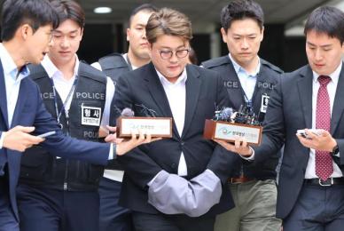 [종합] 음주 뺑소니 김호중 보름 만에 구속...허위 자수에 증거 인멸 등 