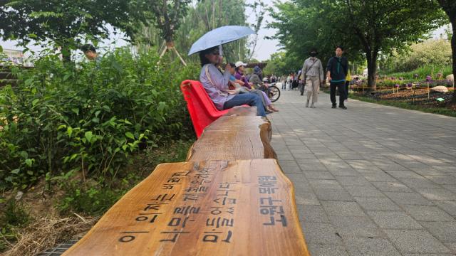 24일 오후 서울국제정원박람회가 열린 뚝섬한강공원에 도보를 따라 의자가 설치돼 있다 노원구가 보낸 의자에 이 의자는 버려진 나무를 재활용하여 만들었습니다고 쓰여있다 사진백소희 기자