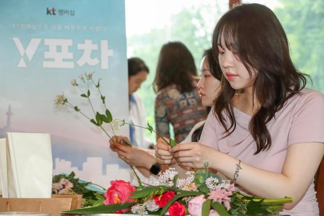 서울 종로구의 플라워카페 ‘테라스 꾸까’에서 KT 멤버십 Y포차 프로모션 플라워 클래스에 참여한 KT 청년 고객들이 꽃다발을 만들고 있다