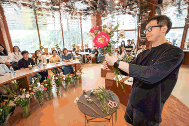 서울 종로구의 플라워카페 ‘테라스 꾸까’에서 KT 멤버십 Y포차 프로모션 플라워 클래스에 참여한 KT 청년 고객들이 꽃다발을 만들고 있다