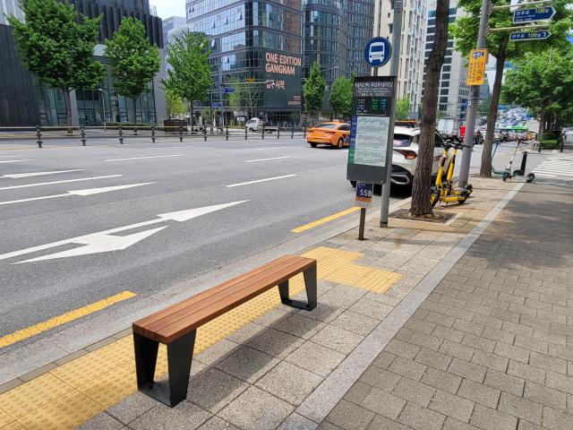 서울 강남구가 마을버스 정류소에 설치한 의자사진강남구